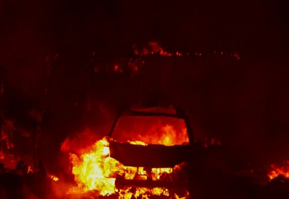 MII DE PERSOANE EVACUATE DUPĂ CE UN BĂRBAT A ÎMPINS O MAȘINĂ ÎN FLĂCĂRI ÎNTR-O RÂPĂ | VIDEO