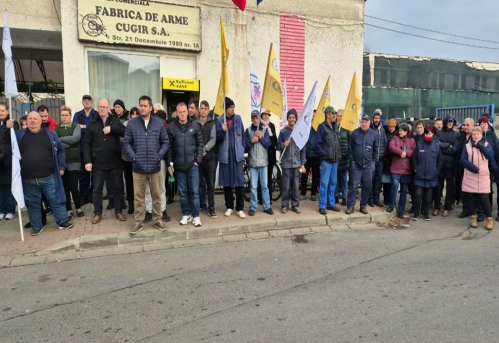 PROTEST LA FABRICA DE ARME CUGIR. ANGAJAȚII, NEMULȚUMIȚI DE SALARII ȘI DE LIPSA COMENZILOR