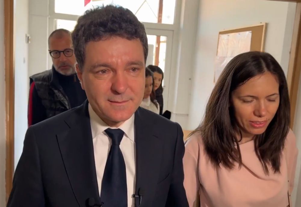 NICUȘOR DAN A VOTAT LA FĂGĂRAȘ, ORAȘUL NATAL, ÎN APLAUZELE A ZECI DE OAMENI: NU EXISTĂ DOUĂ ROMÂNII, ESTE O SINGURĂ ROMÂNIE