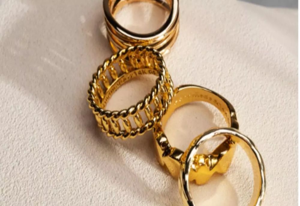 Coația aurului a trecut de 4.383 de dolari pe uncie, un nou record istoric