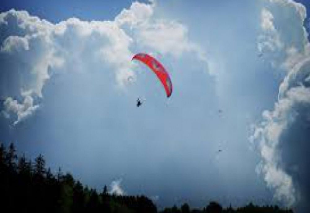 Bărbat rănit grav după ce s-a prăbușit cu parapanta, în județul Alba