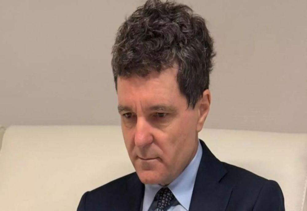 Scandal în stradă cu președintele! Nicușor Dan, blocat de protestatarul Ceaușescu: „Vrem bănișorii de la borcan!”