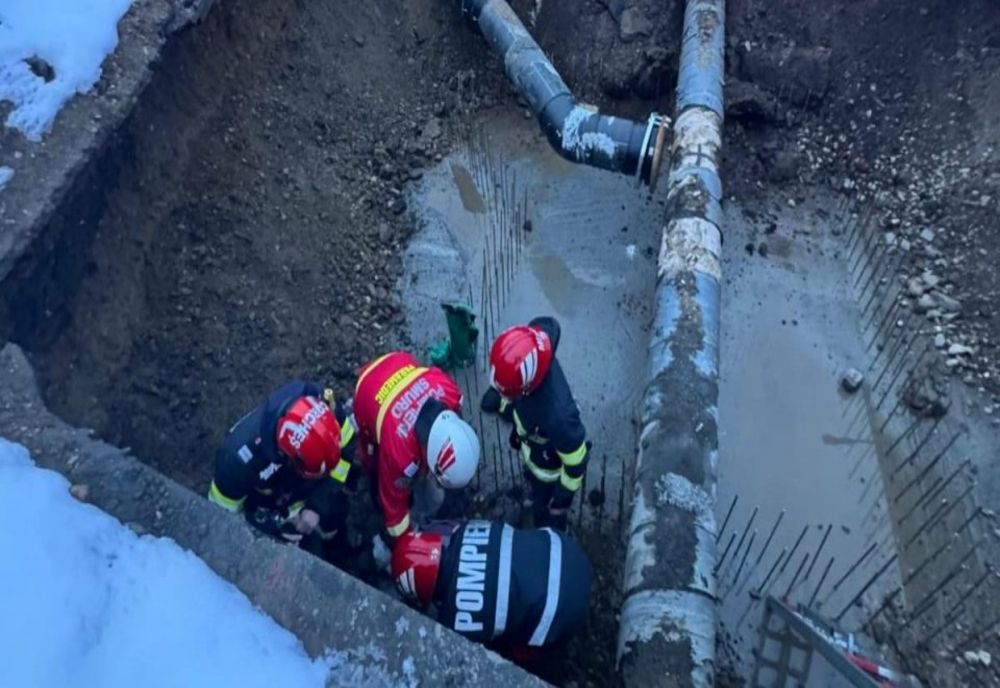 Femeie rănită după ce a căzut într-o groapă nesemnalizată de aproape 3 metri din Alba Iulia