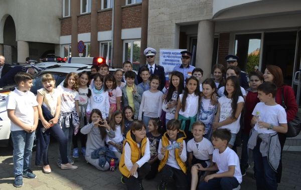 153 de poliţişti au fost alături de elevi la începutul noului an școlar