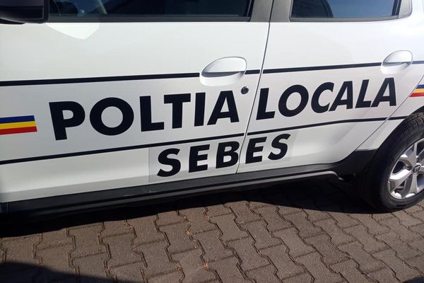 Inscripționare greșită pe mașina Poliției Locale Sebeș