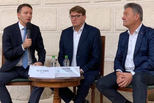 Foto: Dezbaterea „Locul României în Europa la 100 de ani de la Marea Unire”