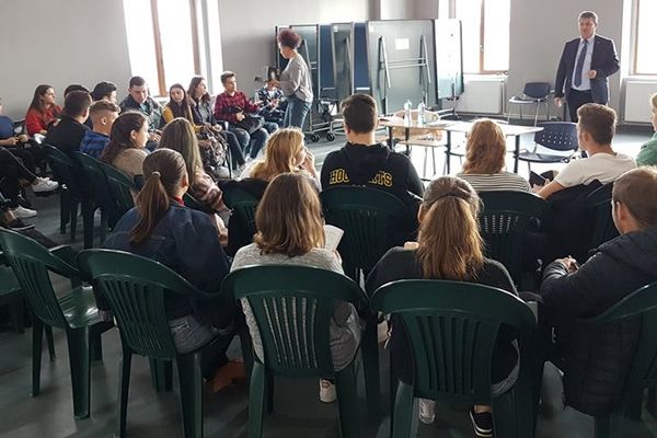 La Aiud a debutat cursul de „Educație juridică pentru liceeni”