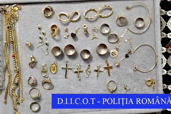 Tânăr din Alba Iulia cercetat după ce a furat bijuterii și ceasuri