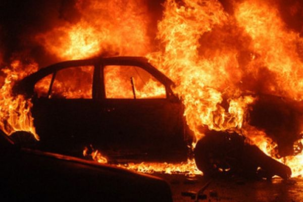 2 tineri au furat şi incendiat o mașină