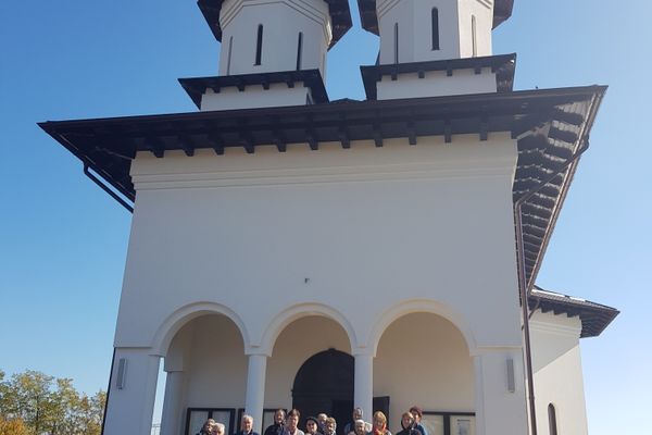 Pelerinaj la mânăstiri din Mureş pentru 25 de vârstnici din Baia de Arieș