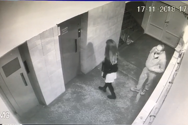 Fata tâlhărită în scara blocului M3 rămâne internată la spitalul din Alba Iulia