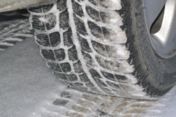 Un tânăr din judeţul Sibiu a tăiat cauciucurile unui autoturism