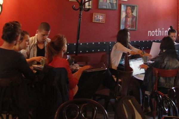 129 de chiulangii găsiți în cafenele