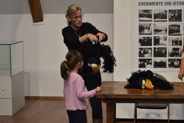 Foto-Video: Lecție despre meseria de păpușar cu actorii Teatrului de Păpuși PRICHINDEL