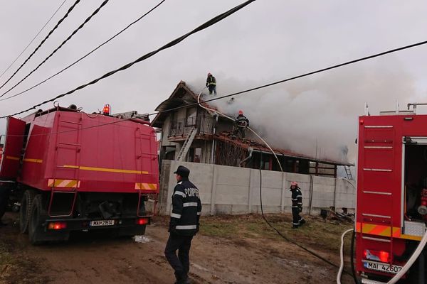 FOTO: Incendiu la acoperișul unei case din Vințu de Jos