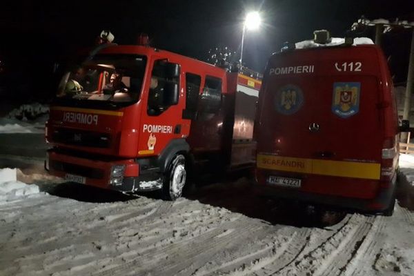 Un bărbat a căzut în Arieș, lângă barajul de la Mihoiești. Scafandrii îl caută în miezul nopții