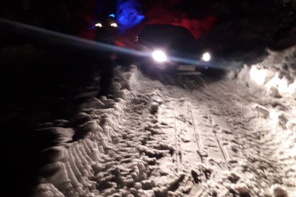 FOTO: Turiști rămași blocați cu mașina în zăpadă la Arieșeni