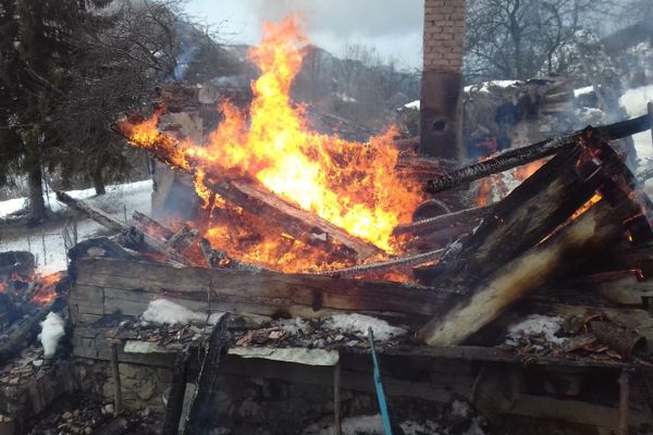 FOTO: Incendiu la o casă din Valea Inzeului