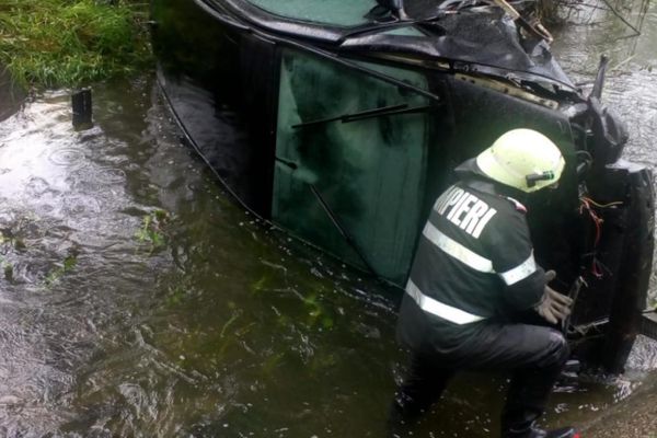 Un șofer a intrat în albia unui pârâu