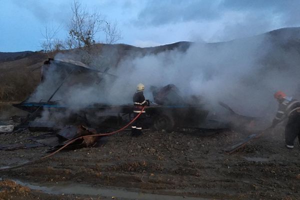 2 bărbați au incendiat o rulotă pentru a se răzbuna pe proprietar