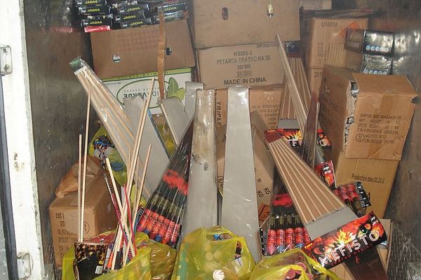 Obiecte pirotehnice confiscate din parcarea unui supermarket din Alba Iulia