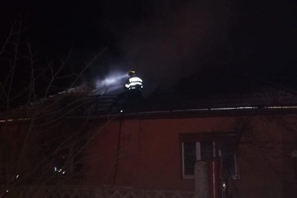 Acoperișul unei case din Cergău Mare a luat foc