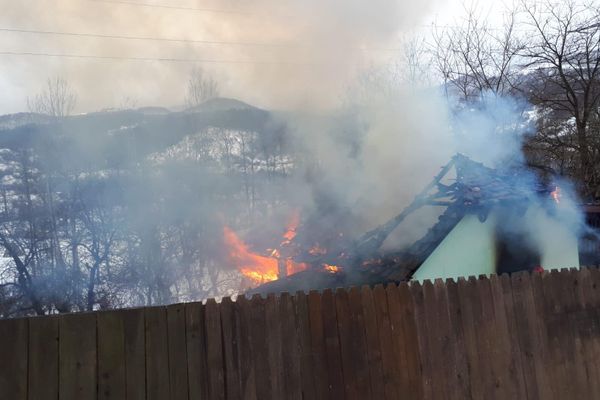 VIDEO&amp;FOTO: Incendiu la o casă din Poiana Ampoiului