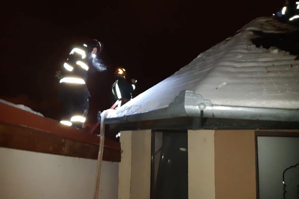 FOTO: Incendiu la un restaurant din Aiud. 35 de persoane au fost evacuate