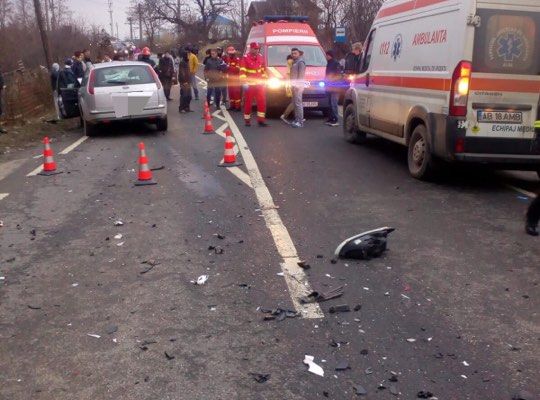 Accident grav pe DN67C. 5 persoane rănite în urma impactului intre două mașini
