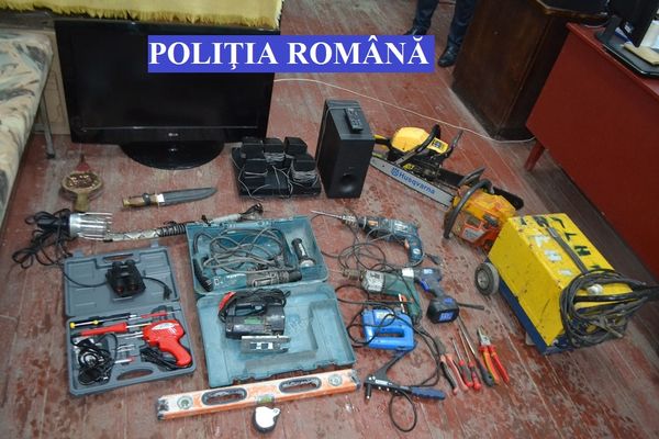 3 bărbați au fost reținuți în urma unor percheziții domiciliare în Blaj