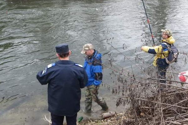 Bărbat din Alba Iulia, cercetat pentru braconaj piscicol