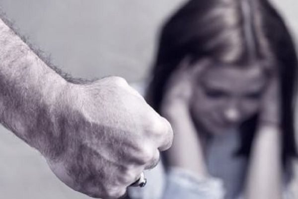 Un bărbat gelos și-a lovit iubita