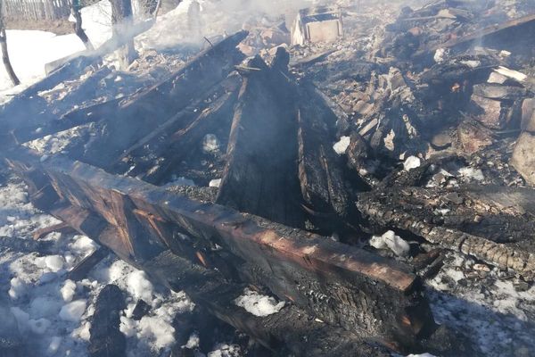 FOTO: Incendiu la două locuințe din Scărișoara