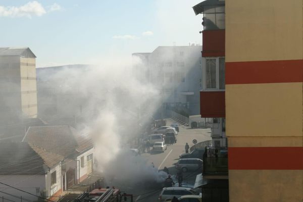 FOTO: Incendiu la un autoturism din Alba Iulia