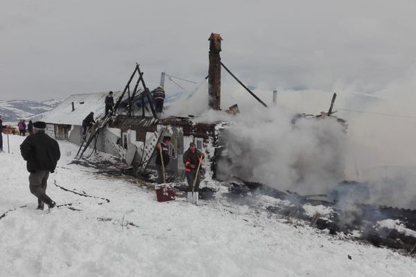 FOTO: Incendiu la o locuință din localitatea Șugag