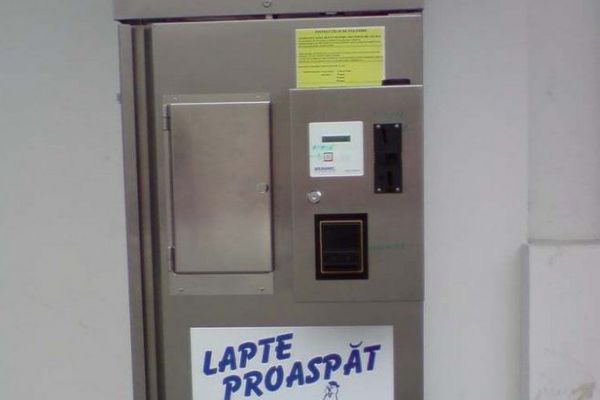 Un bărbat a sustras bani dintr-un dozator de lapte