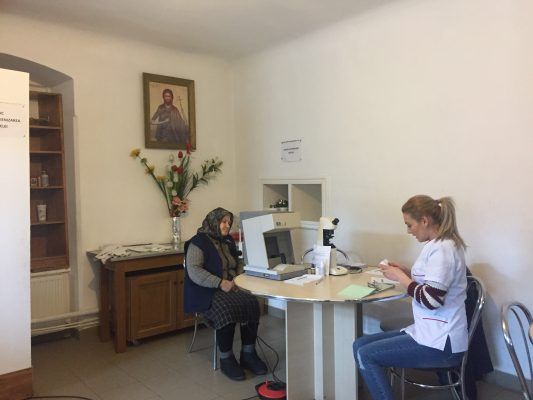 Consultaţii oftalmologice gratuite pentru beneficiarii Așezământului social „Sfânta Varvara” Baia de Arieș