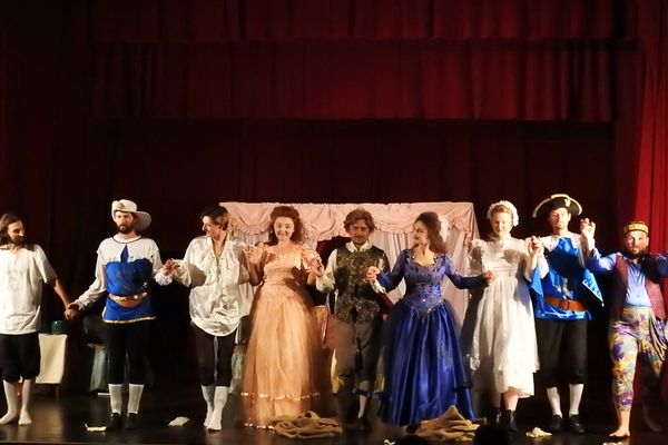 “Preţioasele Ridicole”, puse în scenă de trupa Skepsis 