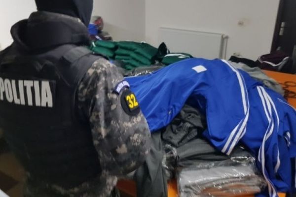 Fabrică de haine contrafăcute descoperită de polițiștii din Alba, în urma unor percheziții