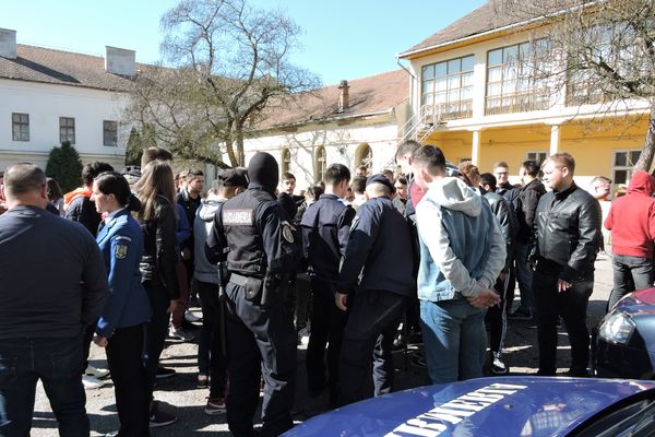 Jandarmeria Alba continuă acțiunile de informare și de recrutare în școlile din județ