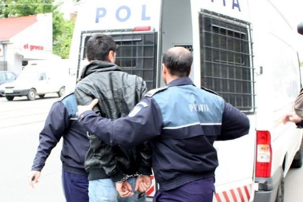Tânăr reținut de polițiști după ce a furat dintr-o benzinărie