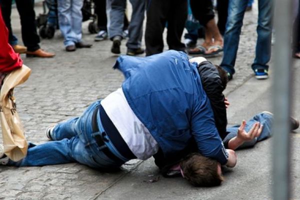 Bătaie într-o benzinărie din Aiud. Un tânăr a ajuns în stare GRAVĂ la spital după ce a dat cu capul de beton