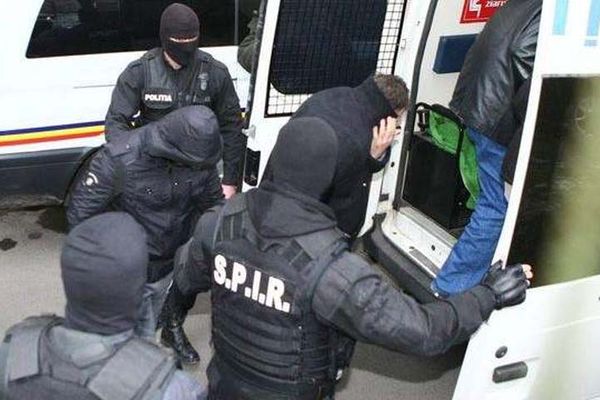 Au intrat în casă peste un bătrân i-au luat banii și telefonul mobil prin amenințare cu violență