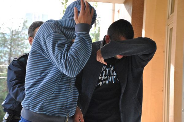 Trei tineri au fost reținuți pentru tâlhărie după ce au atacat un bărbat băut