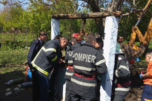 VIDEO: Copil de doi ani căzut într-o fântână în comuna Livezile