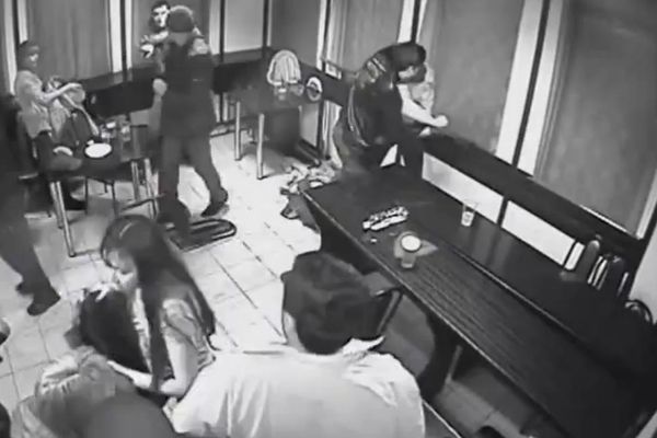 Bătaie într-un local public din Alba Iulia. Doi tineri cu tupeu la bord ar fi avut o altercaţie cu două fete.