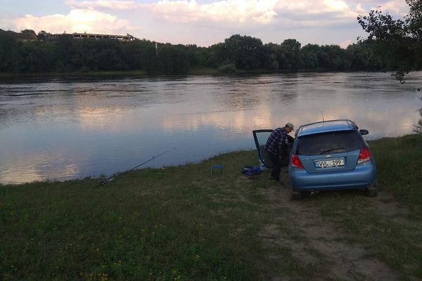 Prins în flagrant în timp ce pescuia în perioada de prohibiţie. Ce recomandări fac polițiștii