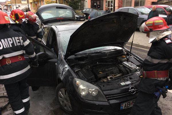Foto: Mașină cuprinsă de flăcări în Blaj