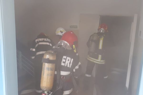 FOTO : Incendiu provocat de o ȚIGARĂ la Spitalul Județean de Urgență din Alba Iulia