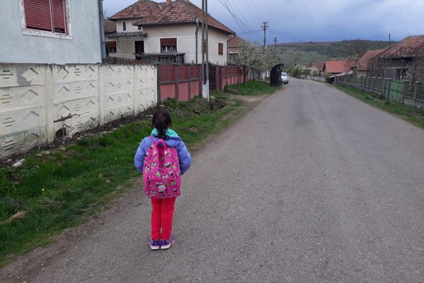 O elevă de 6 ani a ajuns acasă plină de sânge și cu nasul spart. A fost lovită de alți copii lăsați nesupravegheați în școală